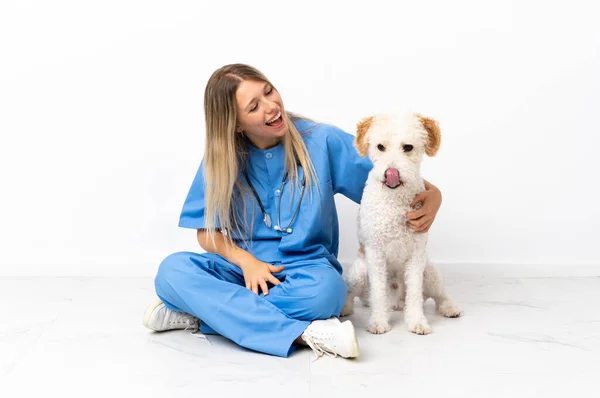 Νεαρή Κτηνίατρος Γυναίκα Σκυλί Κάθεται Στο Πάτωμα Γελώντας Στην Πλευρική — Φωτογραφία Αρχείου