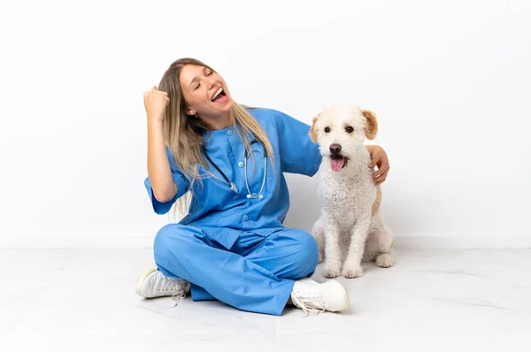 Jovem Veterinária Mulher Com Cão Sentado Chão Celebrando Uma Vitória — Fotografia de Stock