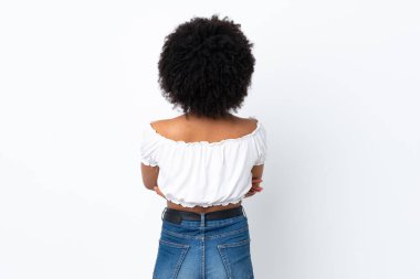 Genç Afrikalı Amerikalı kadın arka planda beyaz arka planda izole edilmiş.
