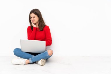 Polisle çalışan hassas kız beyaz arka planda diş ağrısı ile izole edilmiş.