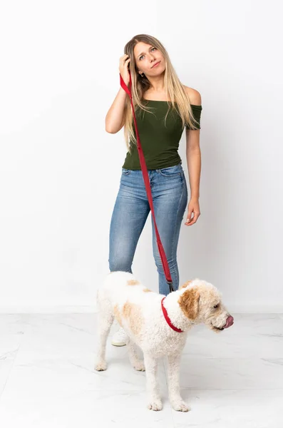 Young Caucasian Woman Walking Dog Isolated White Background Having Doubts — Stock Photo, Image