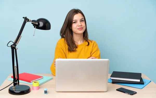 Studentin Studiert Ihrem Haus Isoliert Auf Blauem Hintergrund Mit Verschränkten — Stockfoto