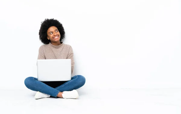 Jovem Afro Americana Com Laptop Sentado Chão Olhando Para Cima — Fotografia de Stock