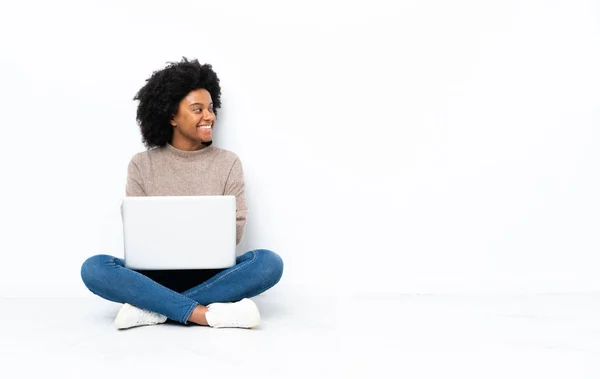 Jovem Afro Americana Com Laptop Sentado Chão Olhando Lado — Fotografia de Stock