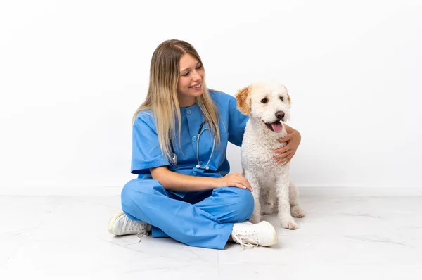 Молодая Ветеринар Собакой Сидящей Полу Смотрящей Сторону — стоковое фото