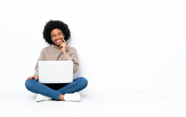 Jovem Afro Americana Com Laptop Sentado Chão Pensando Uma Ideia — Fotografia de Stock