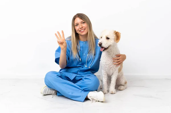 Jovem Veterinária Mulher Com Cão Sentado Chão Sorrindo Mostrando Sinal — Fotografia de Stock