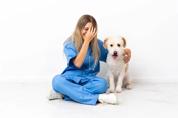 Νεαρή Κτηνίατρος Γυναίκα Σκυλί Κάθεται Στο Πάτωμα Γελώντας — Φωτογραφία Αρχείου