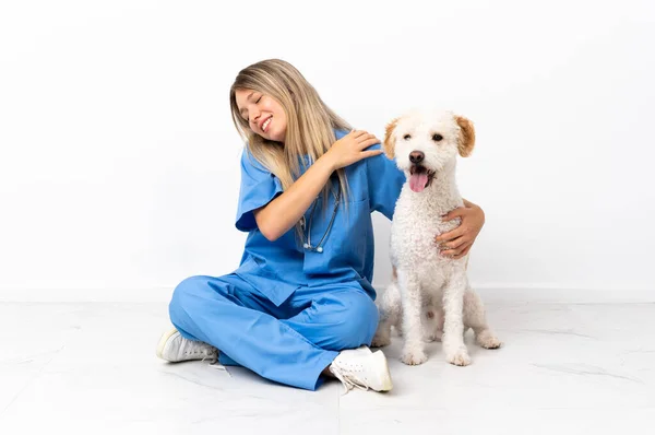 Молодая Ветеринар Женщина Собакой Сидит Полу Страдает Боли Плече Сделал — стоковое фото