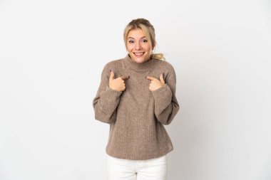 Beyaz arka planda yalıtılmış genç bir Rus kadın. Sürpriz bir yüz ifadesi var.