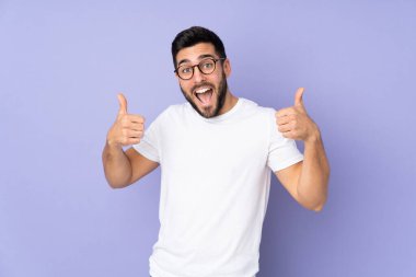 Kafkasyalı yakışıklı bir adam soyutlanmış geçmişinden dolayı baş parmak işareti yapıyor.