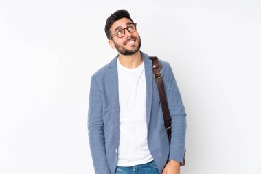 Beyaz arka planda izole edilmiş beyaz iş adamı gülüyor ve araştırıyor.