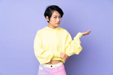 Genç Vietnamlı bir kadın, kısa saçlı, soyutlanmış mor bir geçmişi var. Şüpheleri var.