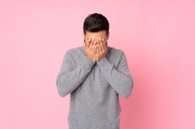 Kafkasyalı yakışıklı, soyutlanmış, yorgun ve hasta bir yüzü var.