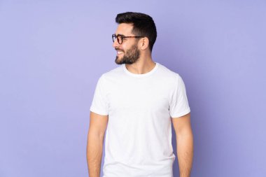 Kafkasyalı yakışıklı adam soyutlanmış arka planda.