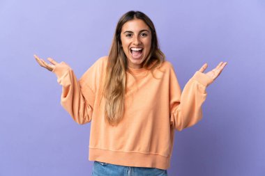 Yüzünde şok ifadesi olan, soyutlanmış mor bir geçmişi olan genç İspanyol kadın.