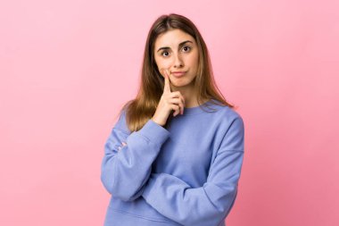 Soyutlanmış pembe bir geçmişi olan genç bir kadın.