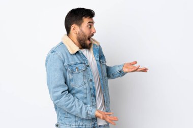 Beyaz arka planda sakallı, yakışıklı genç bir adam.