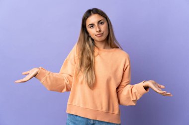 Tecrit edilmiş mor bir geçmişi olan genç İspanyol kadın. Şüpheleri var.