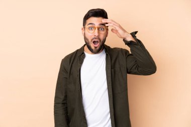 Beyaz tenli yakışıklı adam bej arka planda izole edilmiş bir şey fark etti ve çözümü arıyor.