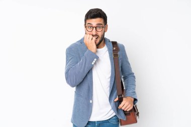 Beyaz arka planda izole edilmiş beyaz iş adamı gergin ve korkmuş.