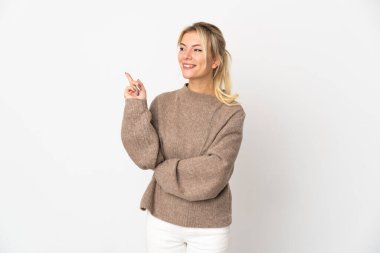 Beyaz arka planda izole edilmiş genç Rus kadın harika bir fikre işaret ediyor.