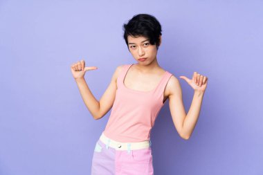 Genç Vietnamlı bir kadın, kısa saçlı, soyutlanmış mor bir geçmişi var gururlu ve kendinden memnun.