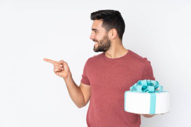 Beyaz arka planda izole edilmiş büyük bir pasta şefi bir ürünü sunmak için yan tarafı işaret ediyor.