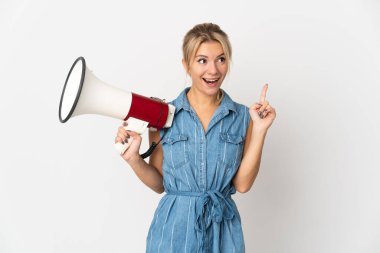 Beyaz arka planda izole edilmiş genç bir Rus kadın elinde megafonla çözümü bulmaya çalışıyor.