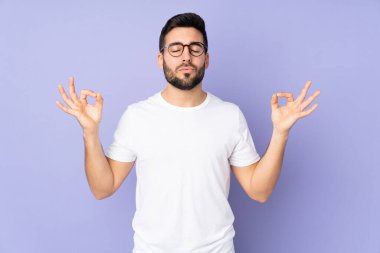 Zen pozunda, beyaz tenli yakışıklı bir adam izole edilmiş.