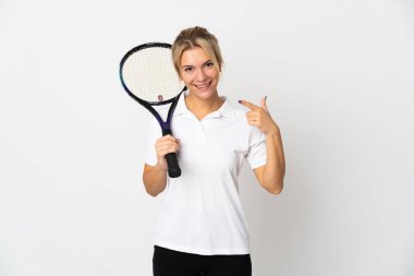 Genç Rus bayan tenisçi beyaz arka planda izole edilmiş bir şekilde baş parmak hareketi yapıyor.
