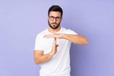 Kafkasyalı yakışıklı bir adam izole bir hayat sürüyor.