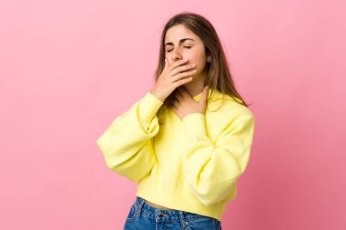 Soyutlanmış pembe arka planı olan genç bir kadın çok öksürüyor.