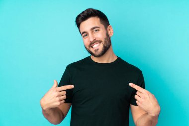 Kafkas yakışıklı adam mavi arka planda soyutlanmış gururlu ve kendini beğenmiş