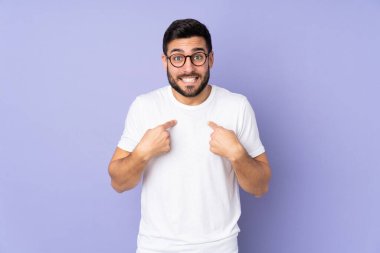 Kafkasyalı yakışıklı, yalıtılmış bir geçmişi var ve yüzünde sürpriz bir ifade var.