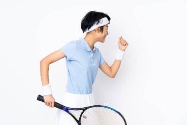 Tenis oynayan ve zaferi kutlayan Vietnamlı genç bir tenisçi.