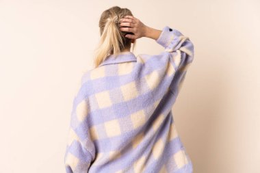 Sarışın kadın arka planda izole edilmiş ve düşünüyor.