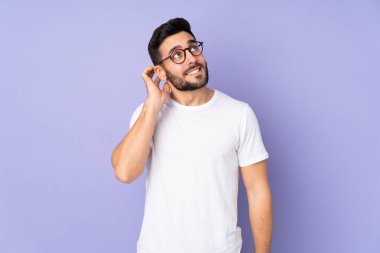 Kafkasyalı yakışıklı, soyutlanmış bir geçmişi olan bir adam bir fikir düşünüyor.