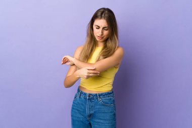 Dirseğinde ağrı olan, soyutlanmış, mor bir geçmişi olan genç bir kadın.