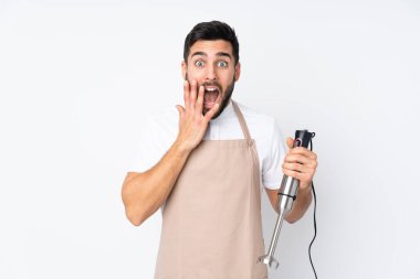 El blenderi kullanan adam beyaz arkaplanda izole edilmiş ve yüz ifadesi şaşırtıcıydı.