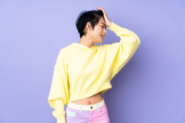 Mor arka planda kısa saçlı genç Vietnamlı kadın bir şey fark etti ve çözüme niyetlendi.