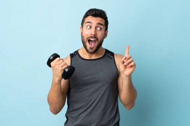 Ağırlık kaldıran sakallı genç sporcu parmağını kaldırarak çözümü bulmaya çalışıyor.