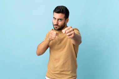 Sakallı, genç ve yakışıklı bir adam. Tecrit edilmiş bir geçmişi var.