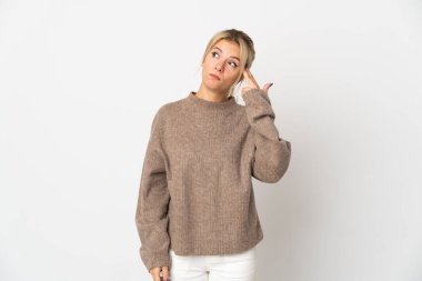 Genç Rus kadın beyaz arka planda izole edilmiş ve intihar jesti yapmada sorun yaşıyor.