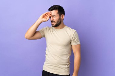 Sakallı, sakallı, soyutlanmış, yorgun ve hasta bakışlı genç bir adam.