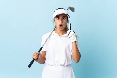 Genç İspanyol golfçü kadın izole edilmiş mavi duvarın üzerinde bir fikir düşünüyor.