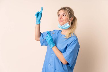 Dişçi kadın aletleri izole edilmiş arka plan üzerinde tutuyor işaret parmağı ile harika bir fikir.