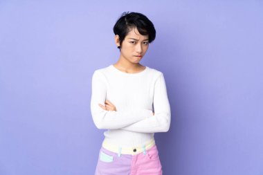 Genç Vietnamlı bir kadın, kısa saçlı, soyutlanmış mor bir geçmişi var.