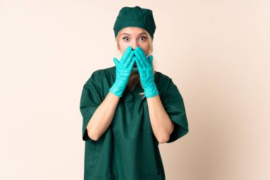 Yeşil üniformalı kadın. Yüzünde sürpriz bir ifade var.