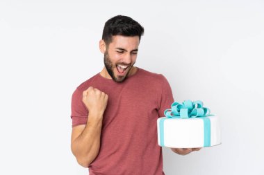 Beyaz arka planda büyük bir pastayla pasta şefi zaferi kutluyor.